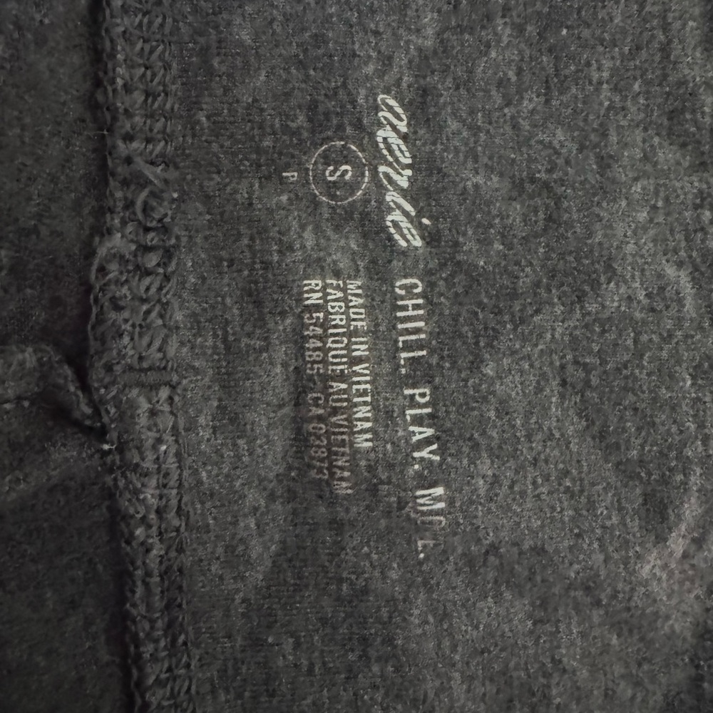 Aerie Gray Chill Play Move Top